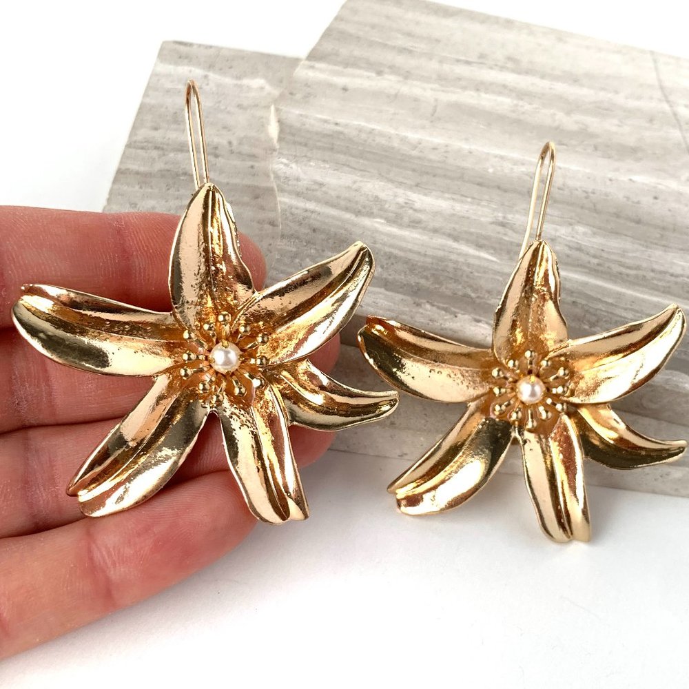 New ~ Zara Large Pearl Flower Earrings - Picture 5 of 7